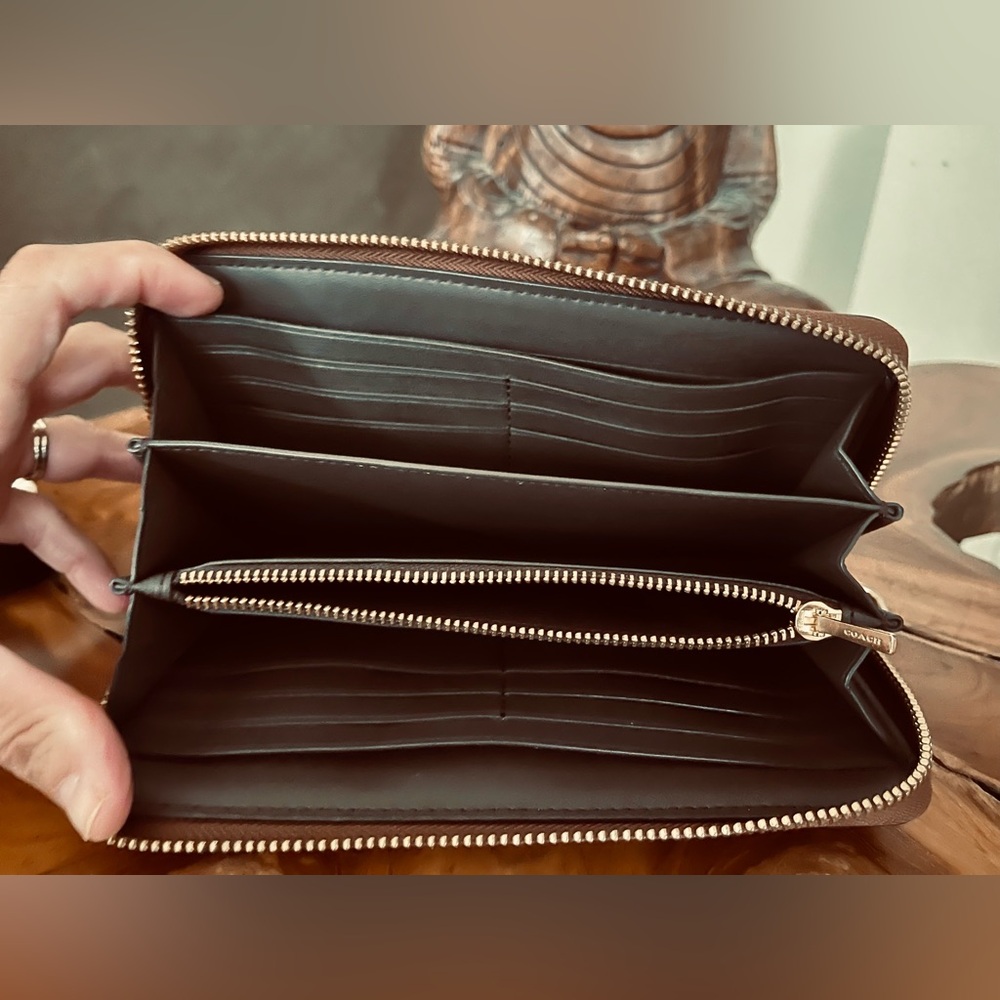 Coach NWOT Tan and Brown Signature Zip Wallet with pearl detachable wrist strap! - Picture 6 of 11